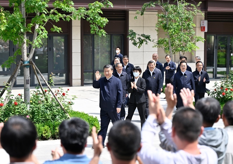 2023年5月10日，習近平在河北省雄安新區(qū)容東片區(qū)南文營社區(qū)考察。
