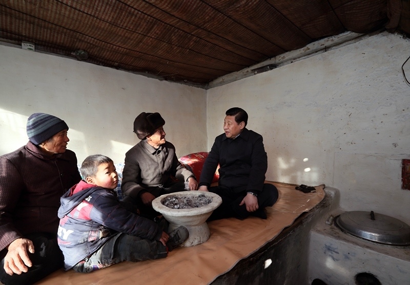 2012年12月30日，習近平在河北省阜平縣龍泉關鎮(zhèn)駱駝灣村看望唐榮斌老人一家。