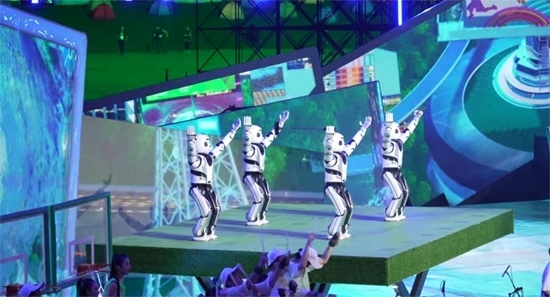 圖5：熊貓機器人在大運會閉幕式升降舞臺上表演