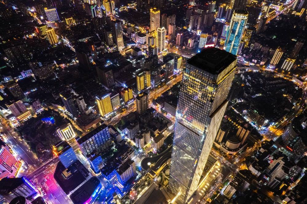 這是6月7日夜間拍攝的長(zhǎng)沙城區(qū)景色（無人機(jī)照片）。新華社記者 陳思汗 攝
