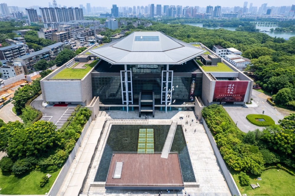 這是在長(zhǎng)沙市開福區(qū)拍攝的湖南博物院及周邊景色（無人機(jī)照片，6月7日攝）。新華社記者 陳思汗 攝