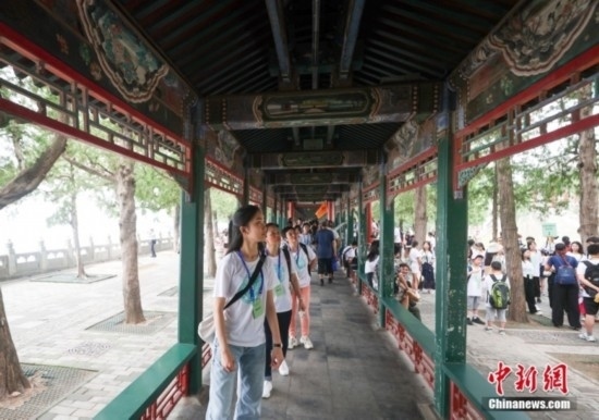 圖為學員們游覽長廊。<a target='_blank' href='/'><p align=