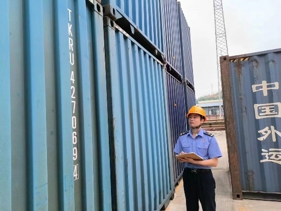 鐵路貨運(yùn)員在檢查集裝箱箱體情況、記錄箱號(hào)。中國(guó)鐵路廣州局集團(tuán)有限公司供圖