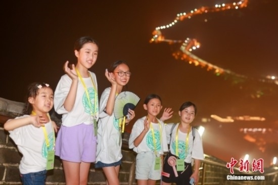 8月9日晚，2023海外華裔青少年夏季研學營的學員們夜游八達嶺長城。圖為學員們在長城上拍照。<a target='_blank' href='/'><p align=
