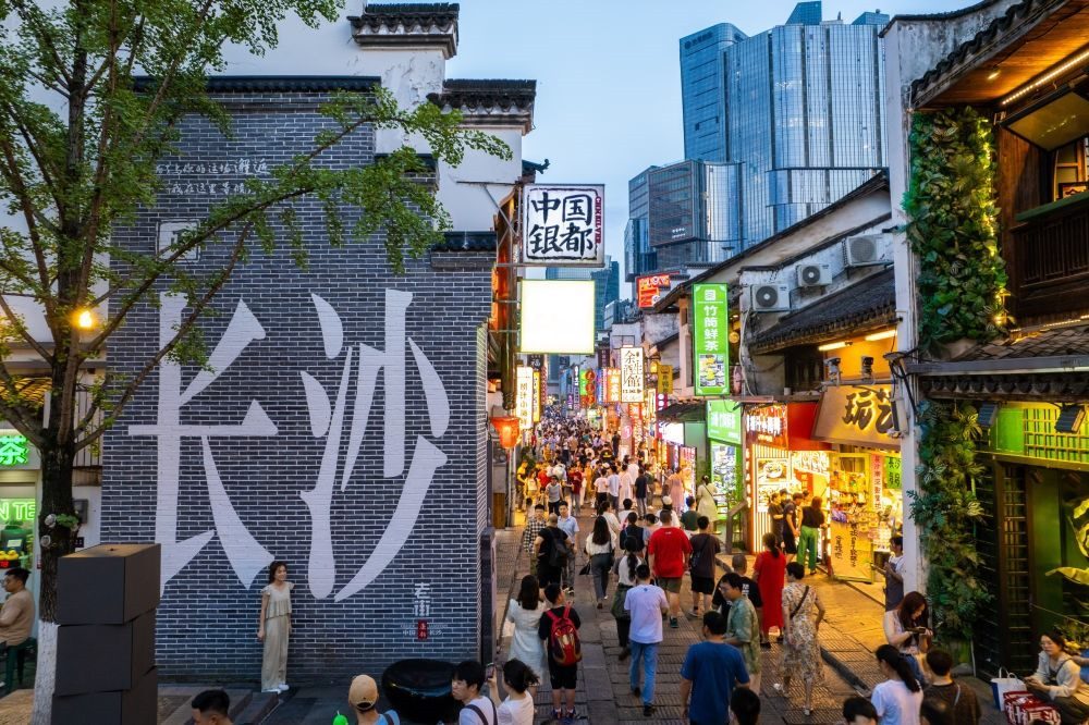游客在長(zhǎng)沙市天心區(qū)太平老街打卡、游玩（無人機(jī)照片，6月7日攝）。新華社記者 陳思汗 攝