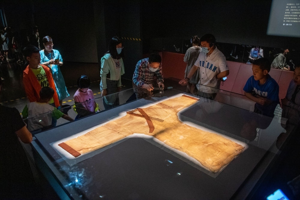 在湖南博物院，游客在參觀馬王堆漢墓出土文物“素紗單衣”（6月7日攝）。新華社記者 陳思汗 攝