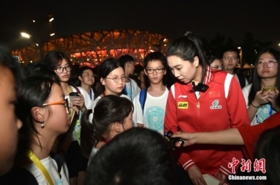 圖為小學員向李曉霞分享自己運動經(jīng)歷。<a target='_blank' href='/' ><p align=