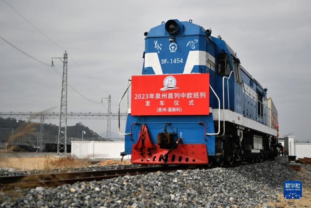 2月3日，中歐班列駛出興泉鐵路黃塘站。當(dāng)日，滿載著55個(gè)集裝箱的中歐班列，從位于福建泉州惠安縣的興泉鐵路黃塘站駛出。這是泉州今年開(kāi)出的首趟中歐班列，也是興泉鐵路開(kāi)通后的首趟泉州中歐班列。據(jù)了解，此次班列裝載產(chǎn)品主要來(lái)自泉州進(jìn)出口企業(yè)，貨重601.4噸，貨值約262.5萬(wàn)美元。新華社記者 魏培全 攝