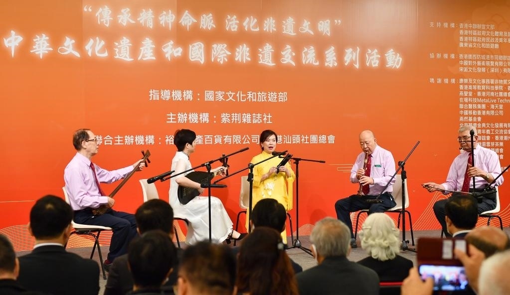 2022年11月23日，演員在“傳承精神命脈 活化非遺文明”中華文化遺產(chǎn)和國(guó)際非遺交流系列活動(dòng)開(kāi)幕式上表演非遺項(xiàng)目南音《滿空飛》。新華社記者 陳鐸 攝