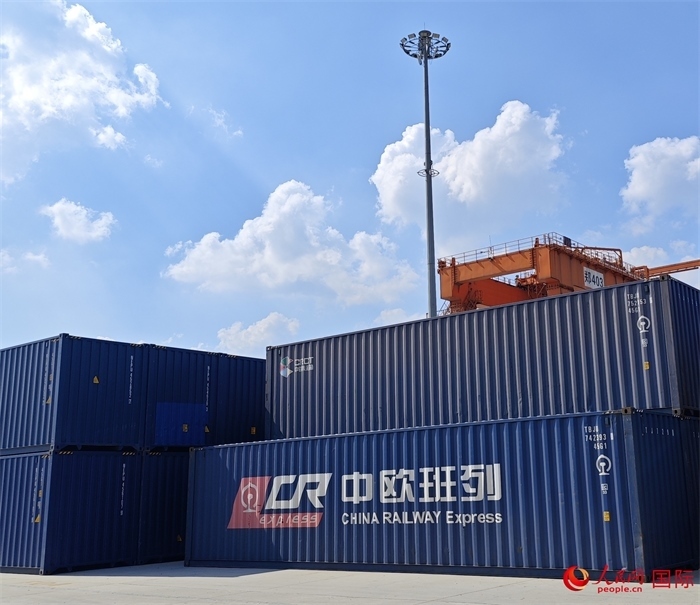 8月3日，中歐班列（中豫號）集裝箱在鄭州車站海關(guān)等候查驗。人民網(wǎng) 崔譯戈攝