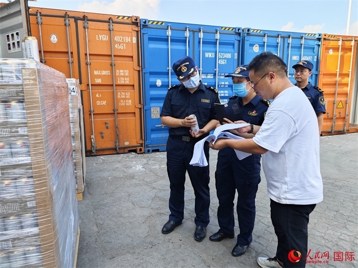 8月3日，鄭州車站海關(guān)工作人員在查驗報關(guān)貨物。人民網(wǎng) 崔譯戈攝