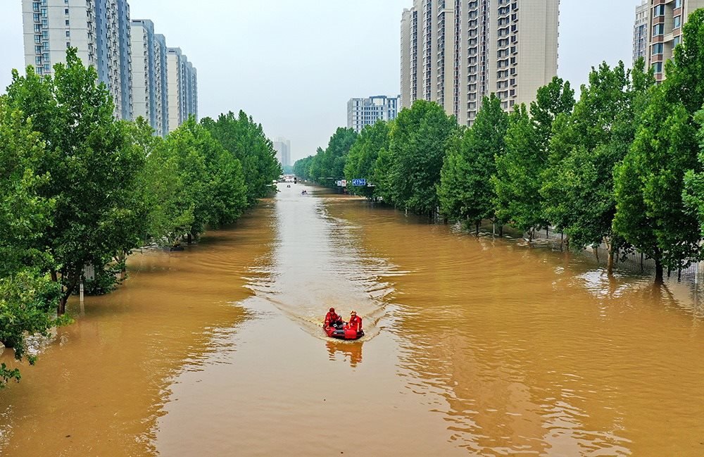 2023年8月2日，救援人員在河北省涿州市市區(qū)乘坐沖鋒舟前去轉(zhuǎn)移受災(zāi)群眾。