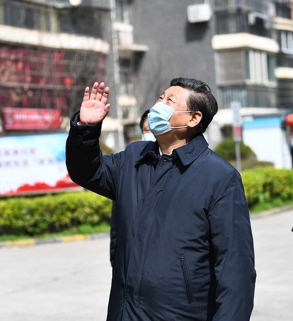 2020年3月10日，習(xí)近平總書記在湖北省武漢市東湖新城社區(qū)考察時(shí)，向在家隔離居住的居民揮手致意、表示慰問。