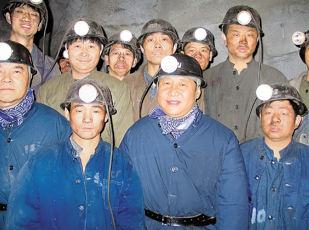 2005年1月26日，習(xí)近平在浙江省湖州市長興縣長廣煤礦井下慰問煤礦工人。