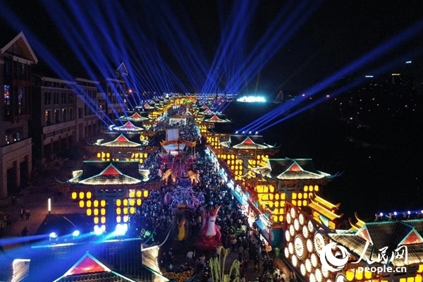 廣西南寧市良慶區(qū)的“南寧之夜”街區(qū)燈火璀璨。人民網(wǎng) 王勇攝