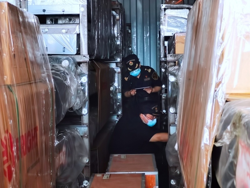 關員利用工業(yè)內窺鏡在集裝箱內進行查驗。人民網記者 栗翹楚攝