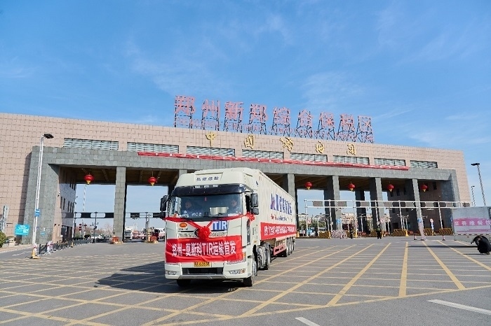 2023年2月20日，鄭州—莫斯科TIR運(yùn)輸首發(fā)車輛駛出鄭州新鄭綜合保稅區(qū)。新鄭海關(guān)供圖