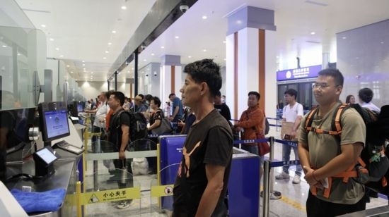 6月13日，乘坐中老鐵路國際旅客列車的旅客在磨憨邊檢大廳排隊候檢。李揚 攝