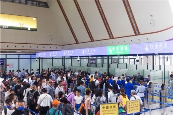 7月22日，乘坐中老鐵路國際旅客列車的旅客在磨憨邊檢大廳排隊候檢。衛(wèi)海林 攝