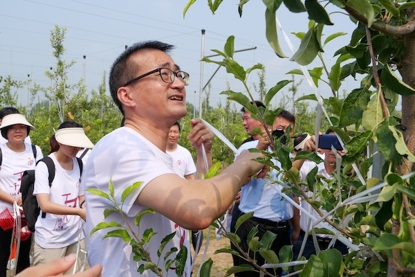 上財校長劉元春帶領河北保定“千村調查”分隊開展勞動實踐。校方供圖