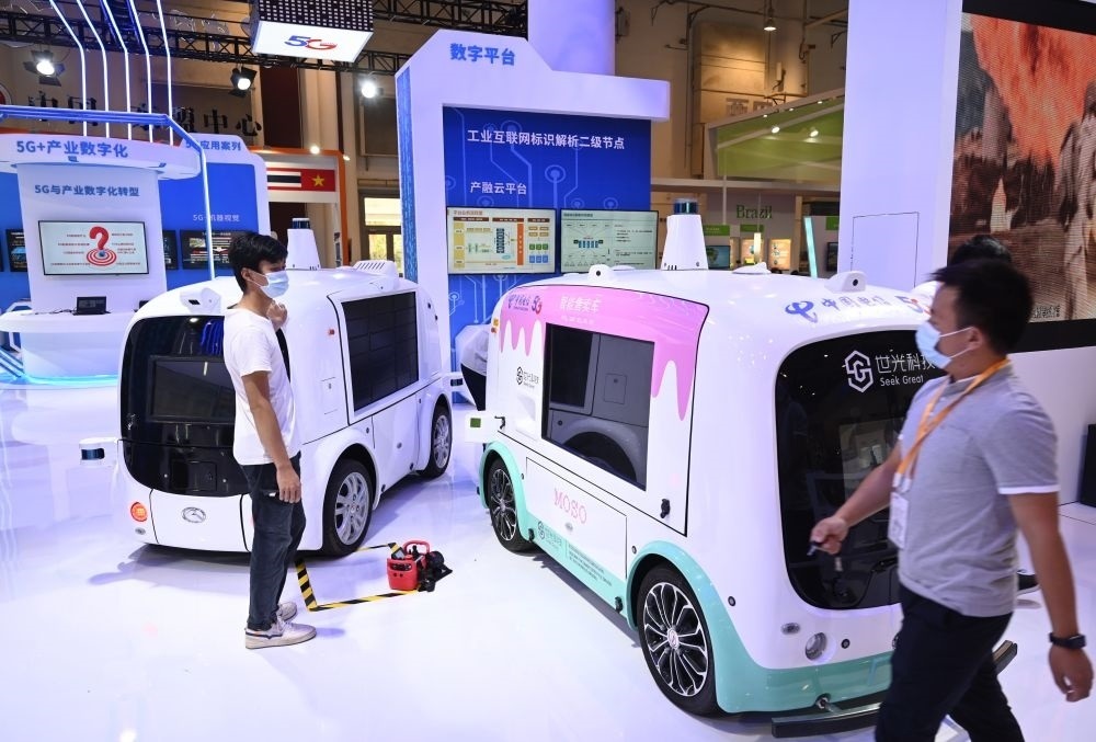 中國制造的智能汽車模型在2021金磚國家新工業(yè)革命展現(xiàn)場展出（2021年9月9日攝）。新華社記者 林善傳 攝