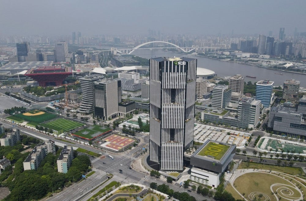 位于上海浦東新區(qū)世博園區(qū)的金磚國家新開發(fā)銀行總部大樓（2022年6月17日攝，無人機(jī)照片）。新華社記者 方喆 攝