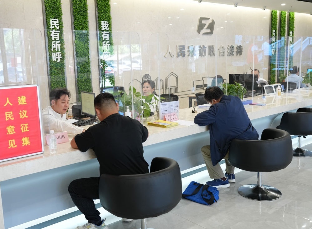 在杭州市余杭區(qū)社會治理中心，工作人員在接待前來上訪的群眾（5月25日攝）。新華社記者 翁忻旸 攝