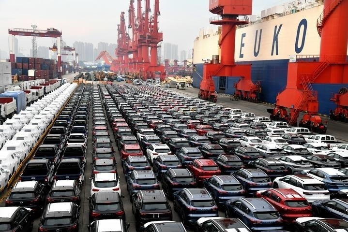 商品車在山東港口青島港大港公司八號碼頭等候裝船（2022年8月7日）。大型滾裝貨輪“晨聲輪”靠泊山東港口青島港大港公司八號碼頭，將各類逾1900輛商品車運(yùn)往非洲。新華社記者 李紫恒 攝