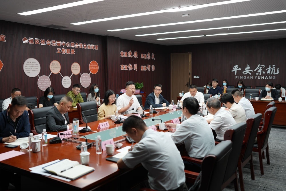 浙江省信訪局領導和相關領導組成的下訪團在杭州市余杭區(qū)社會治理中心接受群眾上訪（5月25日攝）。新華社記者 翁忻旸 攝