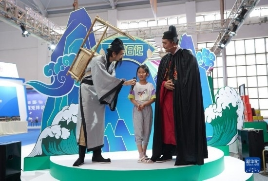 8月16日，一名小朋友在第七屆中國—南亞博覽會文化旅游館參加問答活動。