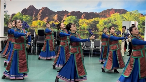 臨潢家園社區(qū)居民在烏蘭牧騎排練廳編排舞蹈。人民網(wǎng)記者 金洪花攝