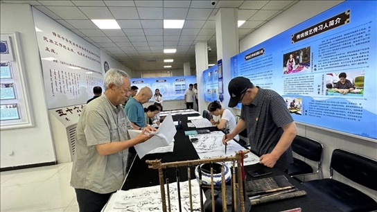 臨潢家園社區(qū)居民在書法練習(xí)室練習(xí)書法。人民網(wǎng)記者 金洪花攝