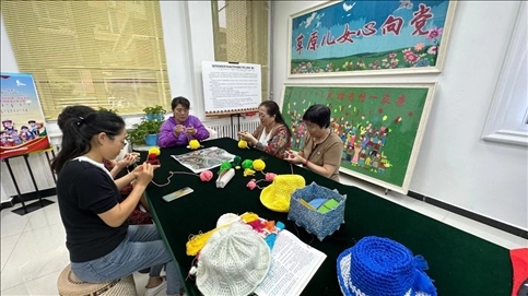 臨潢家園社區(qū)居民在社區(qū)少數(shù)民族文體活動中心進(jìn)行刺繡編織創(chuàng)作。人民網(wǎng)記者 金洪花攝