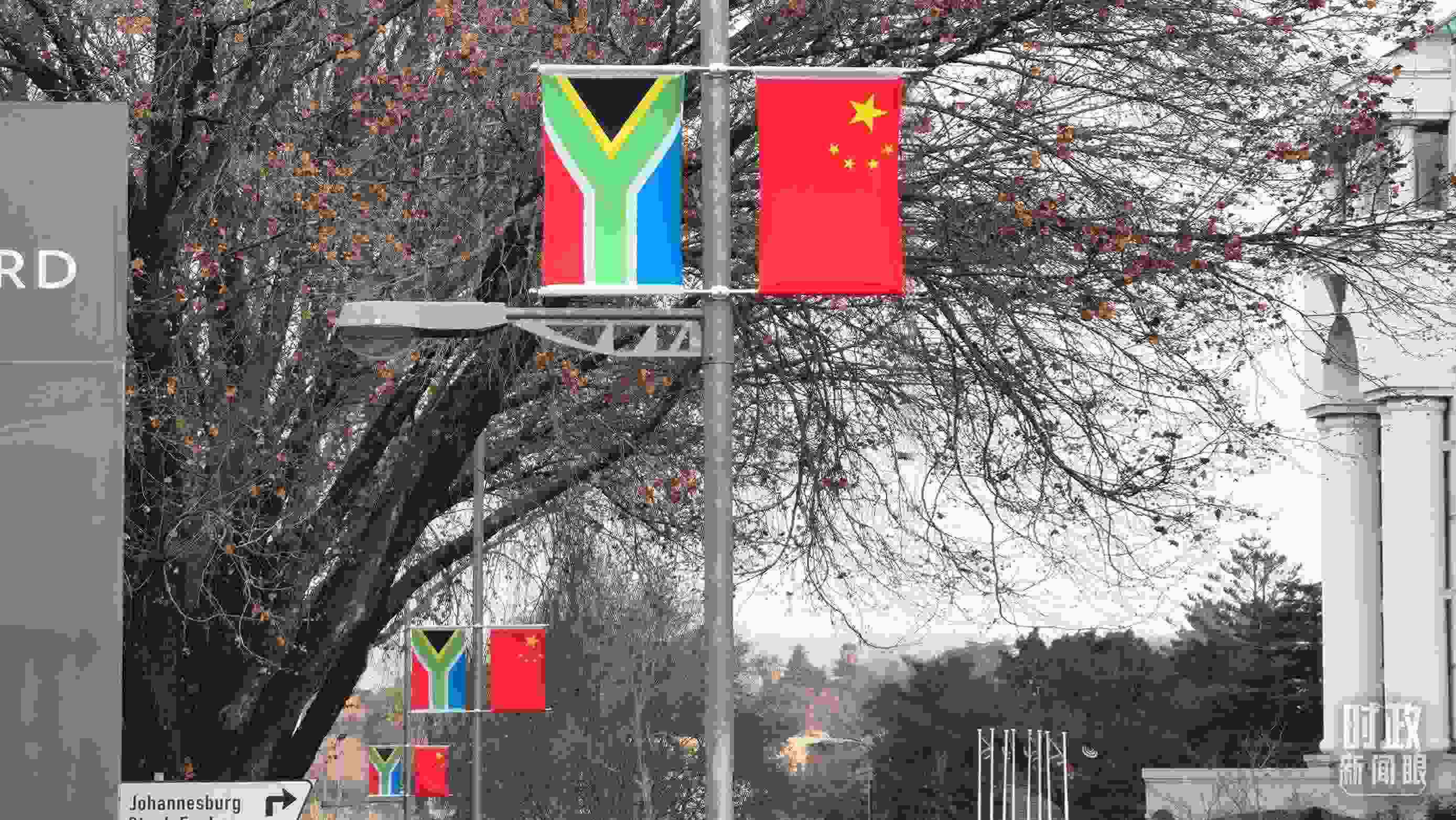 △約翰內(nèi)斯堡，街頭懸掛著中南兩國國旗。（總臺央視記者韓銳拍攝）