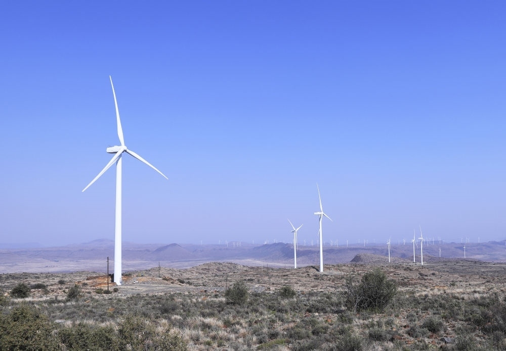 這是在南非北開普省德阿鎮(zhèn)拍攝的德阿風電項目風機（2023年8月10日攝）。由中國龍源電力集團南非公司運營的德阿風電項目每年發(fā)電量超過7.5億千瓦時，相當于節(jié)約20多萬噸標準煤，減排二氧化碳約70萬噸。