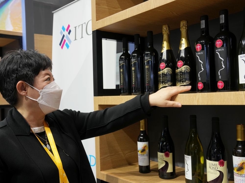 這是在中國上海舉行的第五屆進博會上拍攝的來自南非的葡萄酒（2022年11月7日攝）。