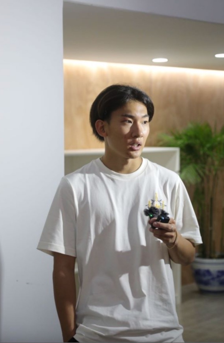 蘇翊鳴接受媒體采訪。