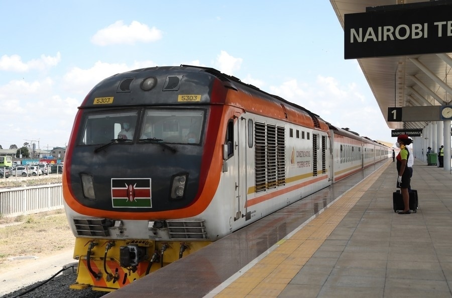 2021年11月17日，由蒙巴薩始發(fā)的蒙內(nèi)鐵路客運列車駛?cè)肟夏醽唭?nèi)羅畢站。蒙內(nèi)鐵路連接?xùn)|非第一大港口蒙巴薩和肯首都內(nèi)羅畢，于2017年5月31日開通。新華社記者董江輝攝
