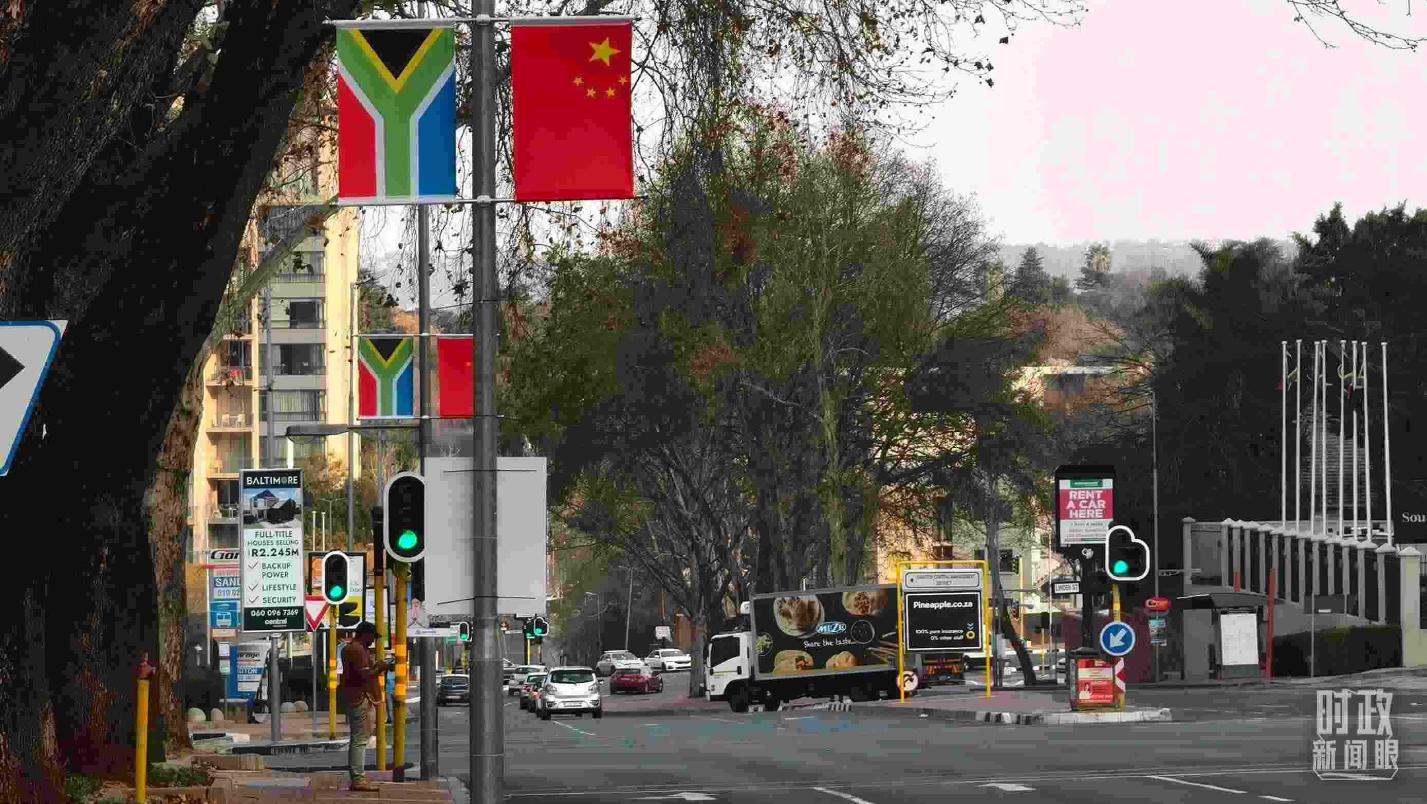 △約翰內(nèi)斯堡街道兩側(cè)懸掛的中國(guó)國(guó)旗。（總臺(tái)央視記者韓銳拍攝）