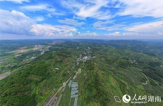群山環(huán)抱的菖蒲塘村。 人民網(wǎng)記者 劉賓攝