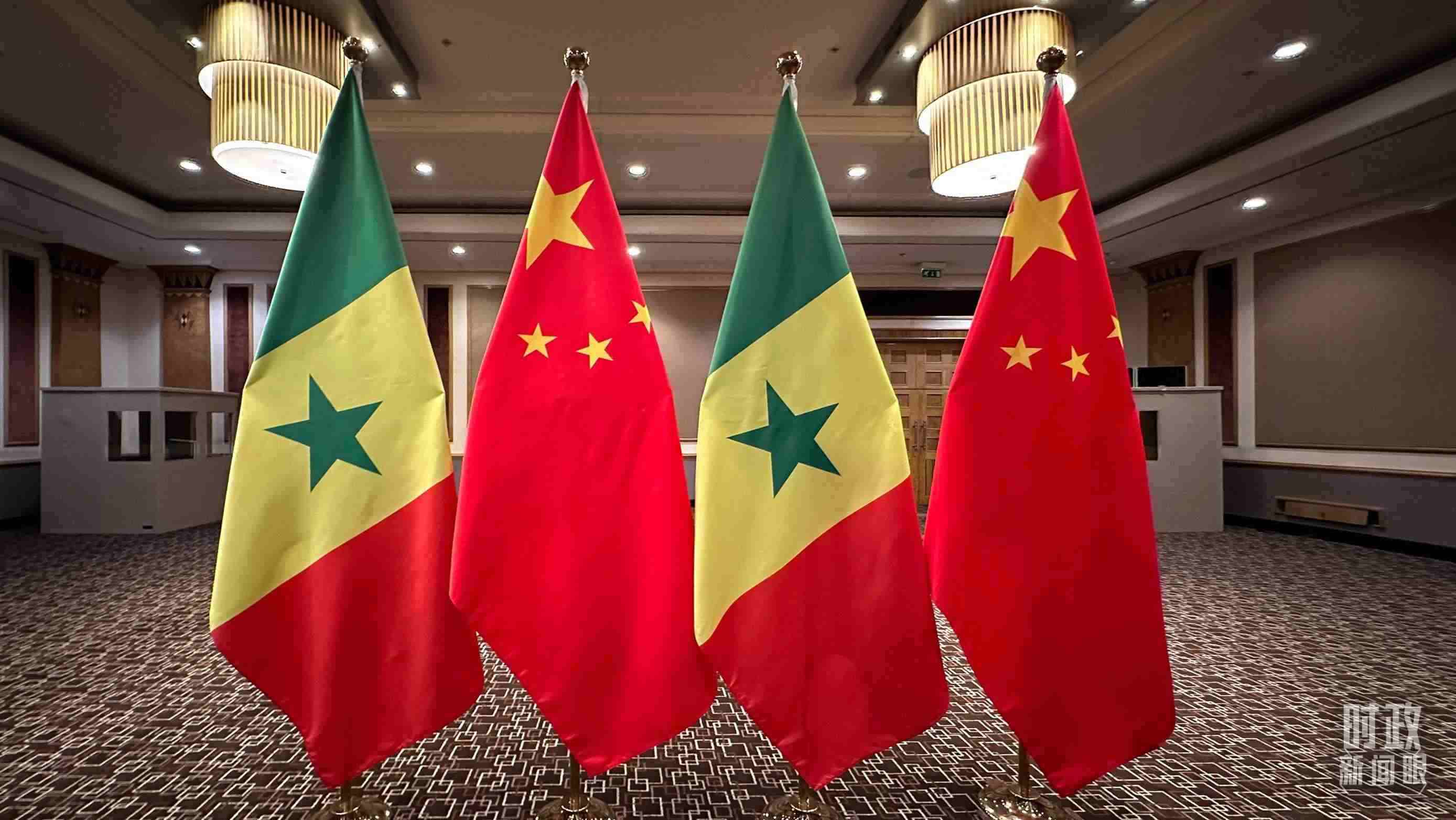 △會(huì)見(jiàn)現(xiàn)場(chǎng)的中塞兩國(guó)國(guó)旗。（總臺(tái)央視記者盧心雨拍攝）