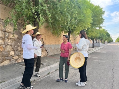 國(guó)土整治與生態(tài)修復(fù)實(shí)踐調(diào)研團(tuán)師生與村民交流。校方供圖