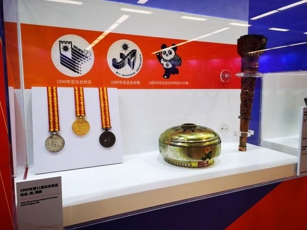 1990年北京亞運(yùn)會(huì)獎(jiǎng)牌、火種盒、火炬等展品。 人民網(wǎng)記者 楊磊攝