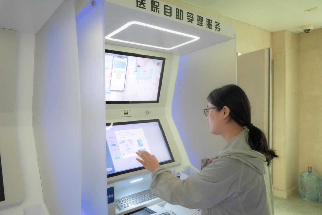 醫(yī)保自助受理服務機為市民辦理事項提供了又一選擇途徑。人民網記者 張麗瑋攝