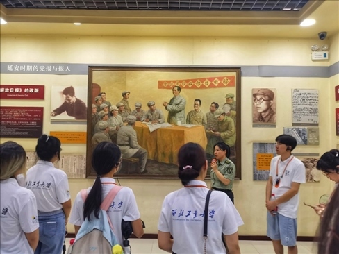 中外學生在延安參觀博物館。學校供圖
