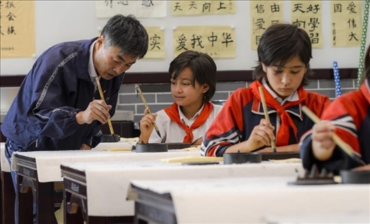 △新疆疏附縣托克扎克鎮(zhèn)中心小學(xué)書法教室內(nèi)，同學(xué)們正在學(xué)習(xí)寫毛筆字。