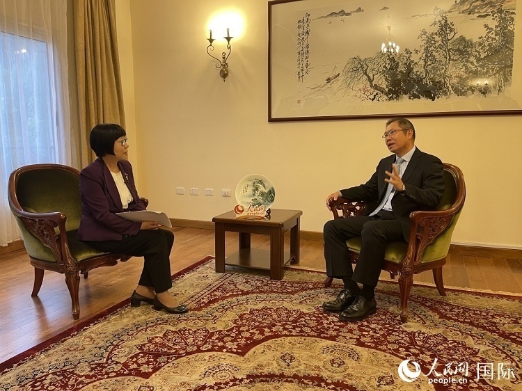 胡長春大使（圖右）接受人民網(wǎng)記者唐維紅采訪。人民網(wǎng)記者 趙艷紅攝