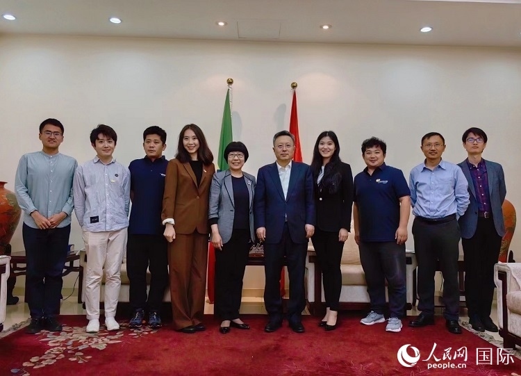 趙志遠(yuǎn)大使（右五）、使館工作人員與人民網(wǎng)記者合影。