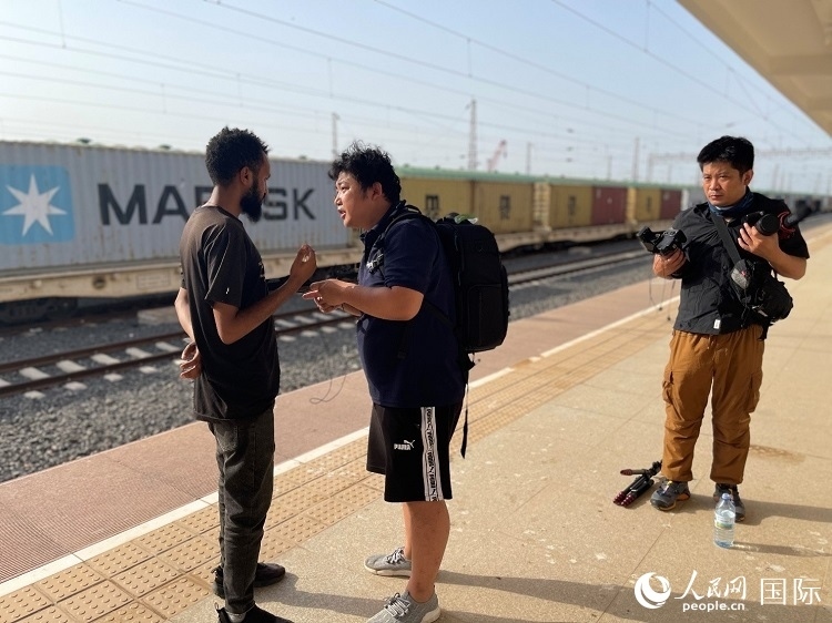 亞吉鐵路吉布提線工作人員介紹列車運營情況。人民網(wǎng)記者 趙艷紅攝