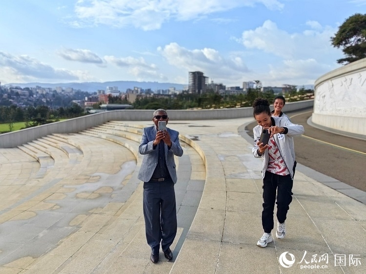 亞的斯亞貝巴友誼廣場的游客與人民網(wǎng)記者互動。人民網(wǎng)記者 陳星星攝